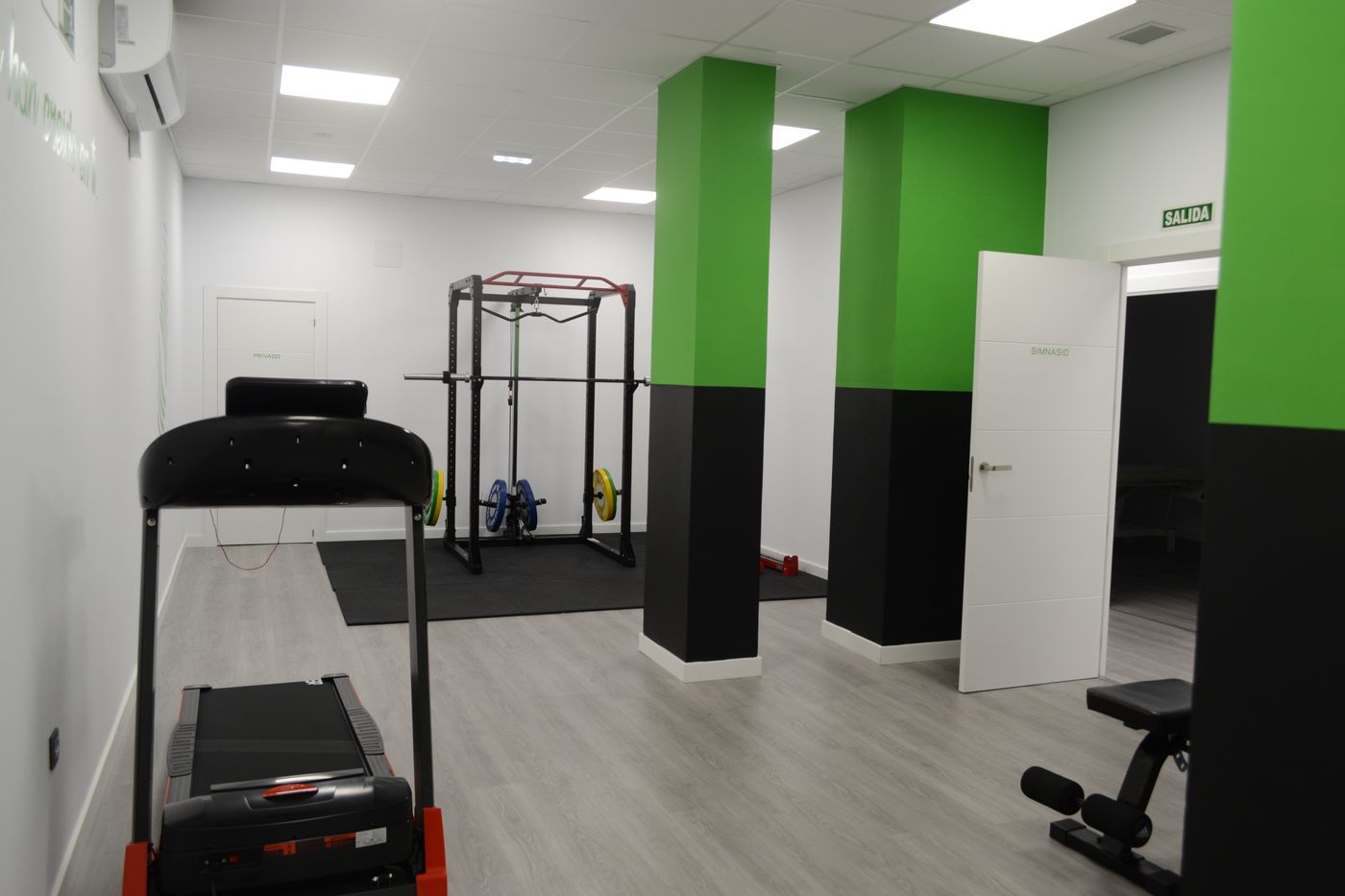 Amplios Boxes de tratamiento de Fisioterapia